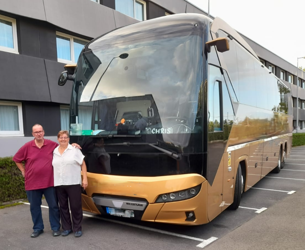 BusfahrerTeam Chris und Carmen am Reisebus Busfahrerteam Chris und Carmen im Reisebus